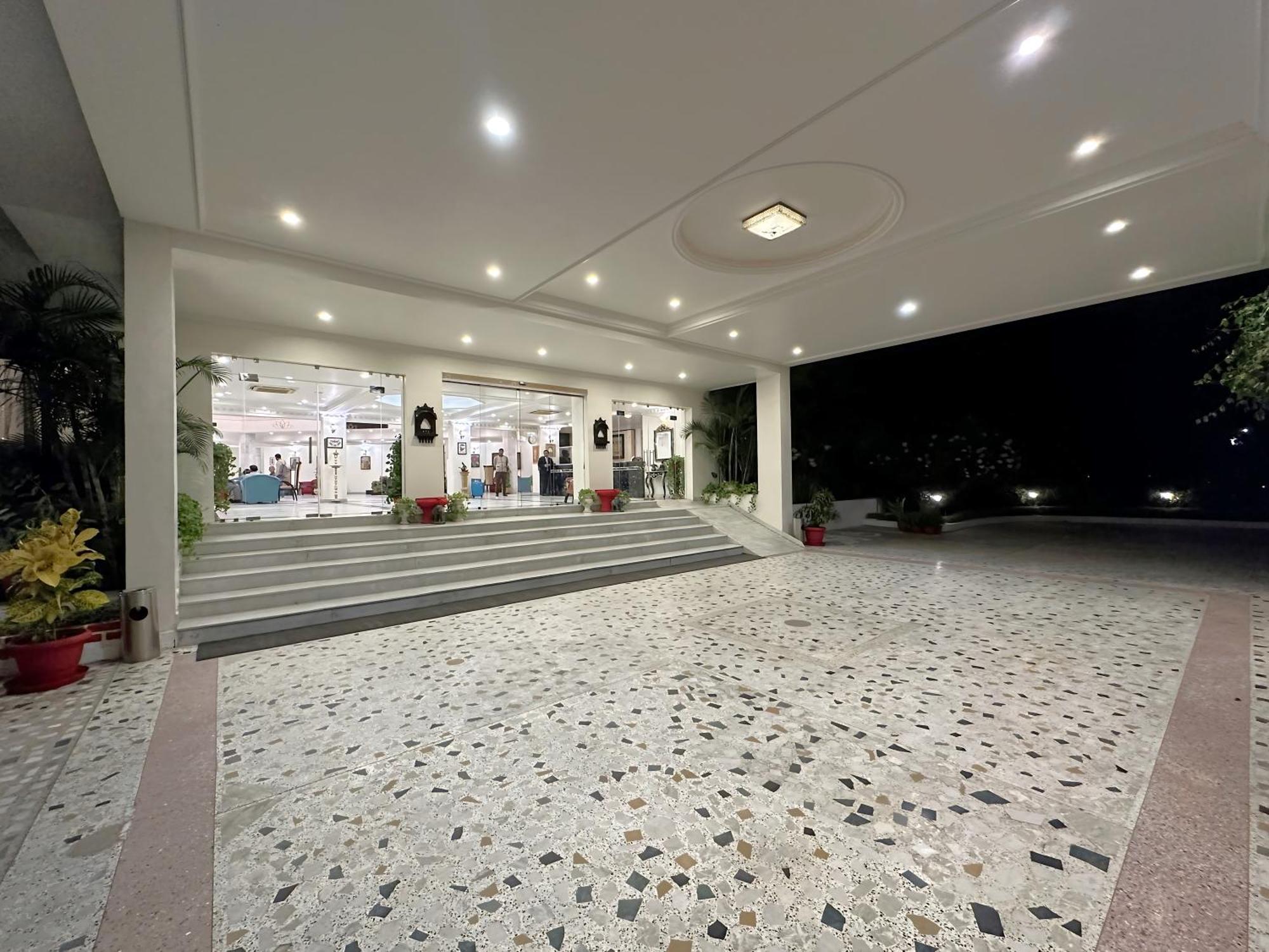 A S Hotels Khajuraho Bagian luar foto