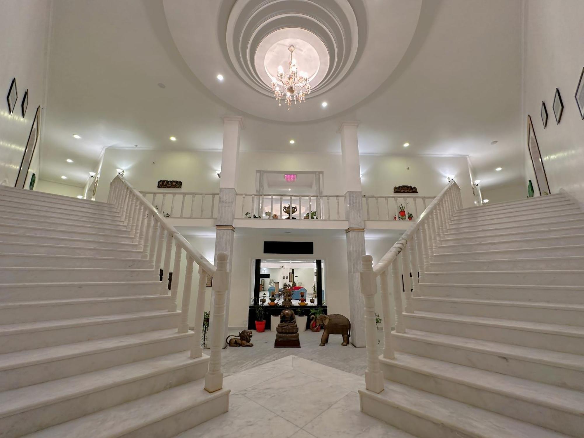 A S Hotels Khajuraho Bagian luar foto