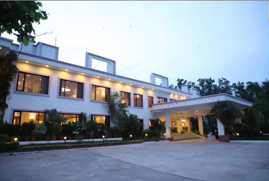 A S Hotels Khajuraho Bagian luar foto