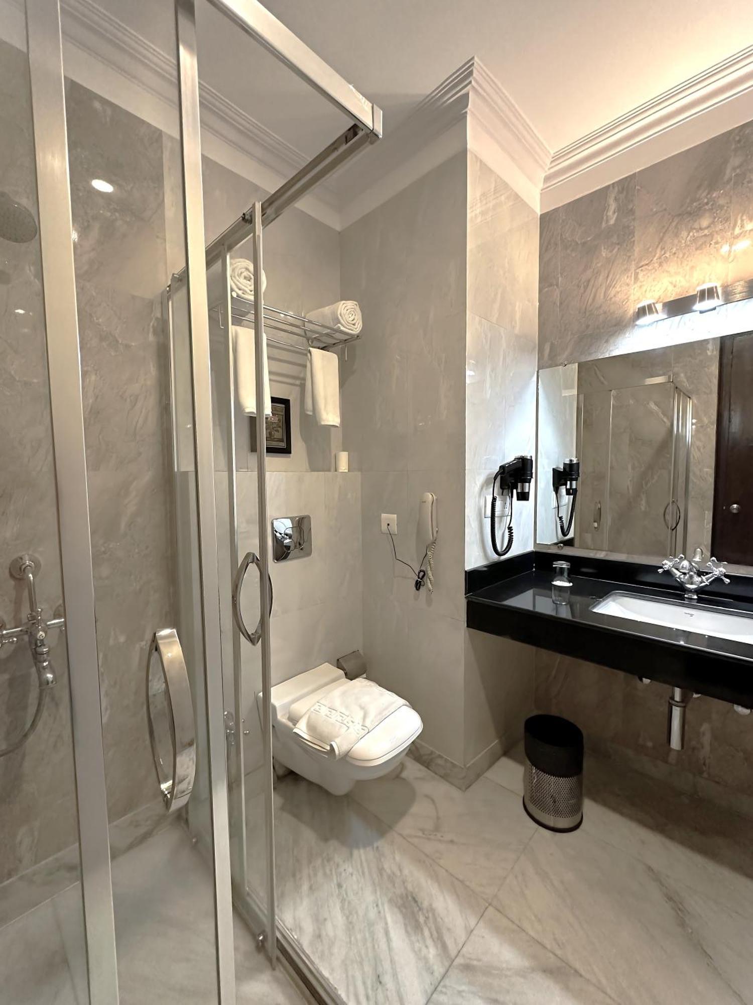 A S Hotels Khajuraho Bagian luar foto